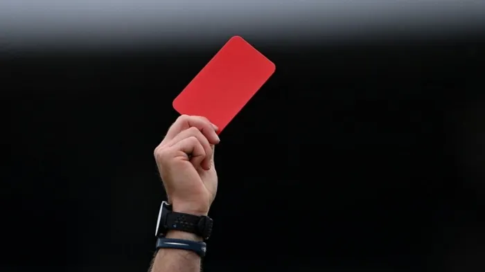 حكم يشهر 17 بطاقة حمراء في مباراة بكأس بوليفيا