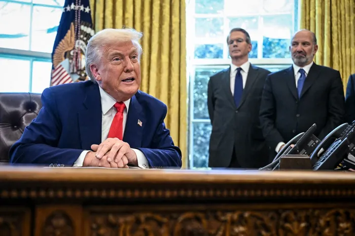 ترامب يهدد بضرب جسور إيران ومحطات توليد الطاقة الكهربائية