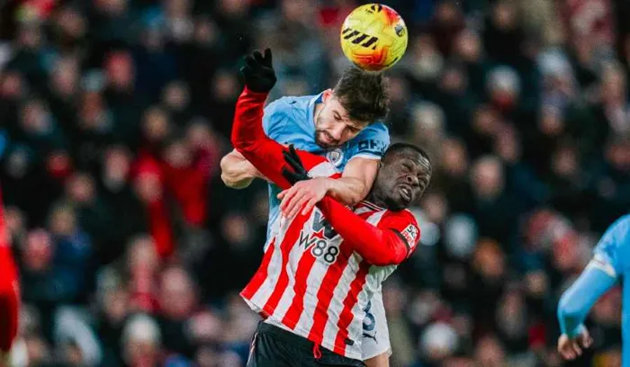 قطار مانشستر سيتي يتعطل في محطة سندرلاند بالدوري الإنجليزي