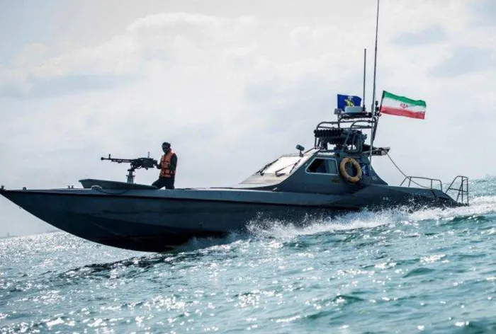 مقتل 5 أشخاص في استهداف أمريكي لزورقين إيرانيين