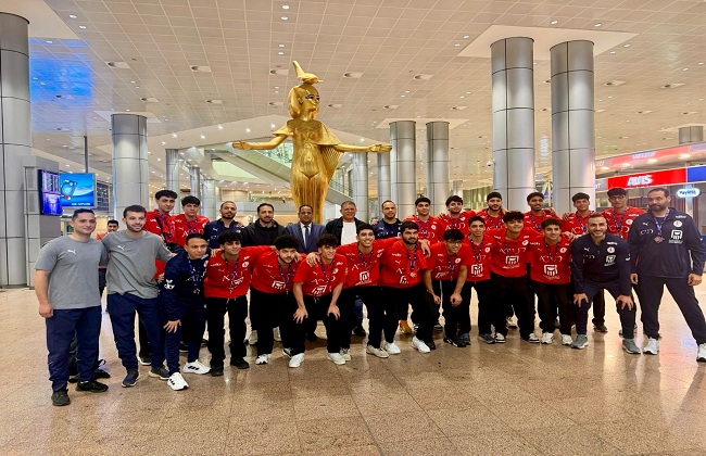 رئيس اتحاد اليد يستقبل أبطال برونزية البحر المتوسط بمطار القاهرة