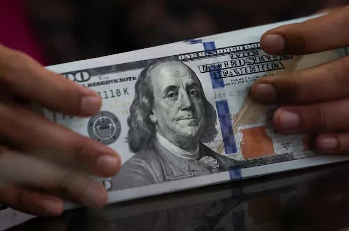الدولار عند أعلى مستوى في أسبوع بفعل تصاعد التوترات الأمريكية الإيرانية