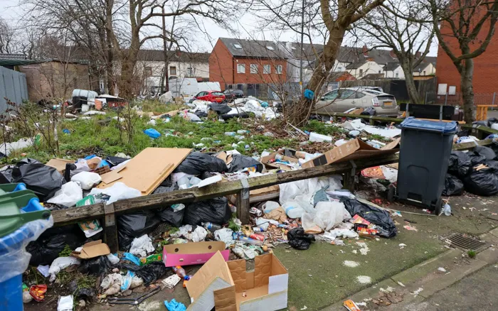إضراب عمال النظافة يغرق شوارع برمنجهام بالنفايات بعد عيد الميلاد