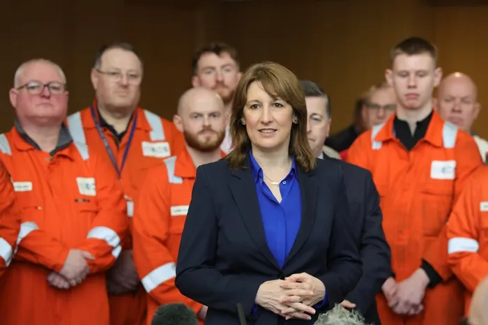 أدنى مستوى منذ عامين.. كيف استقبل البريطانيون قرار خفض أسعار الفائدة؟