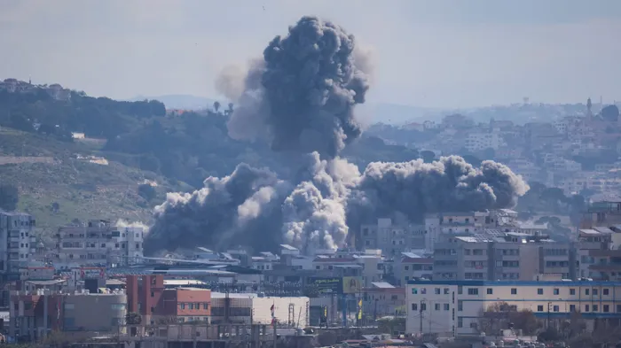 استشهاد امرأتين وإصابة 22 شخصا بغارة إسرائيلية على جنوب لبنان