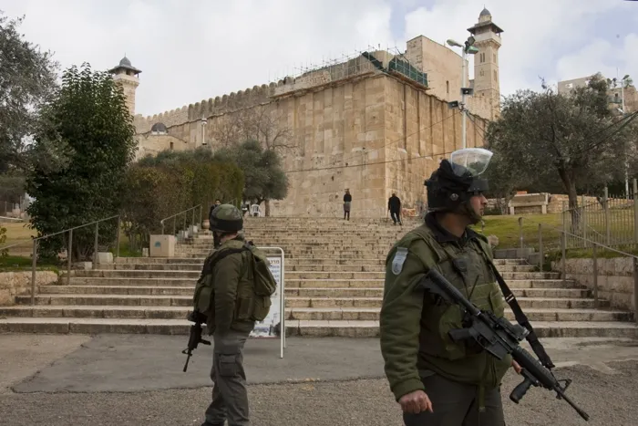 إسرائيل تسحب صلاحيات فلسطين على الحرم الإبراهيمي وتنقلها للمستوطنين