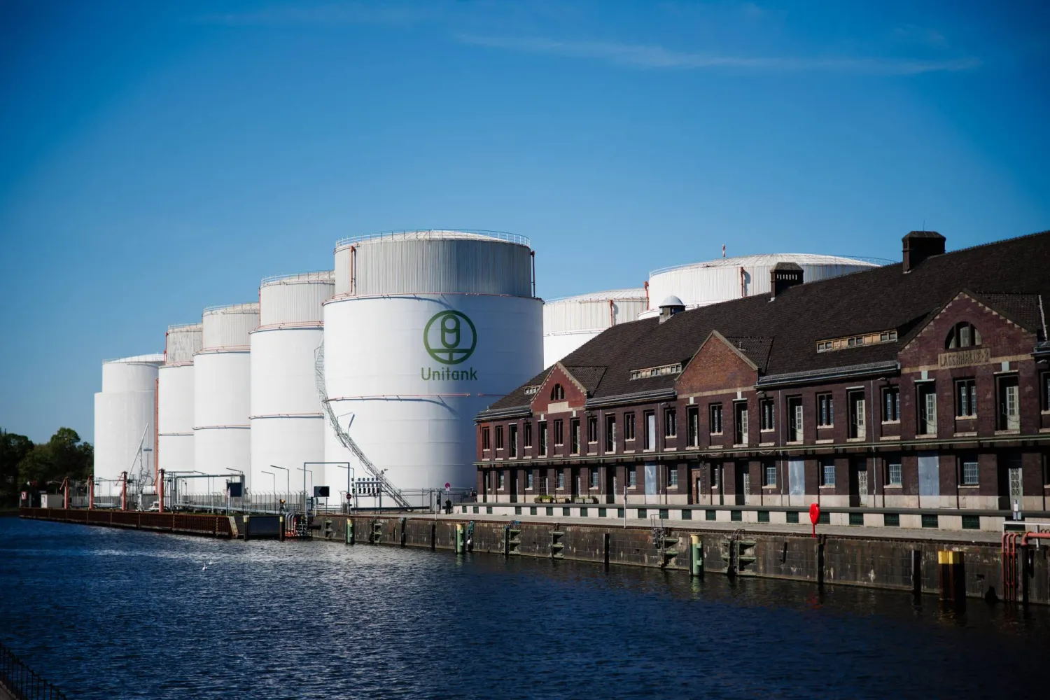 النفط يواصل مكاسبه ويخترق حاجز 103 دولارات وسط تعثر محادثات السلام