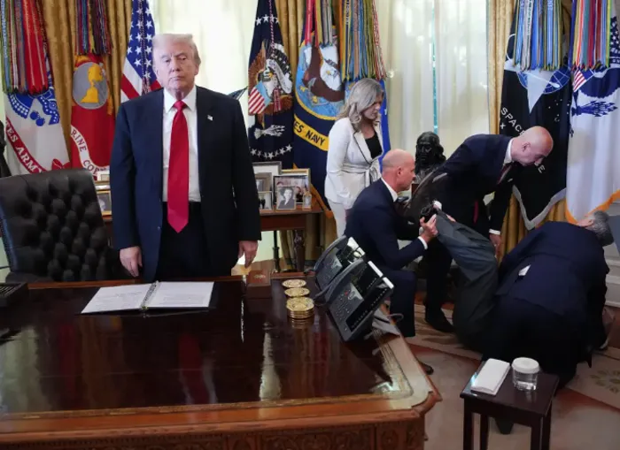 تفاصيل إغماء مدير شركة أدوية خلال مؤتمر صحفي بالبيت الأبيض