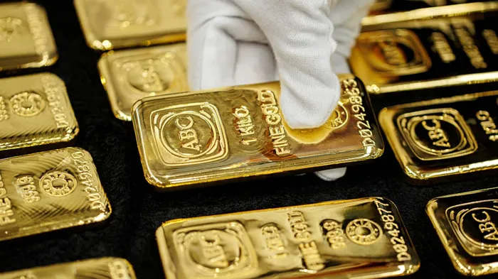 الذهب يحوم قرب ارتفاع قياسي مع تراجع الدولار وتوقعات خفض الفائدة