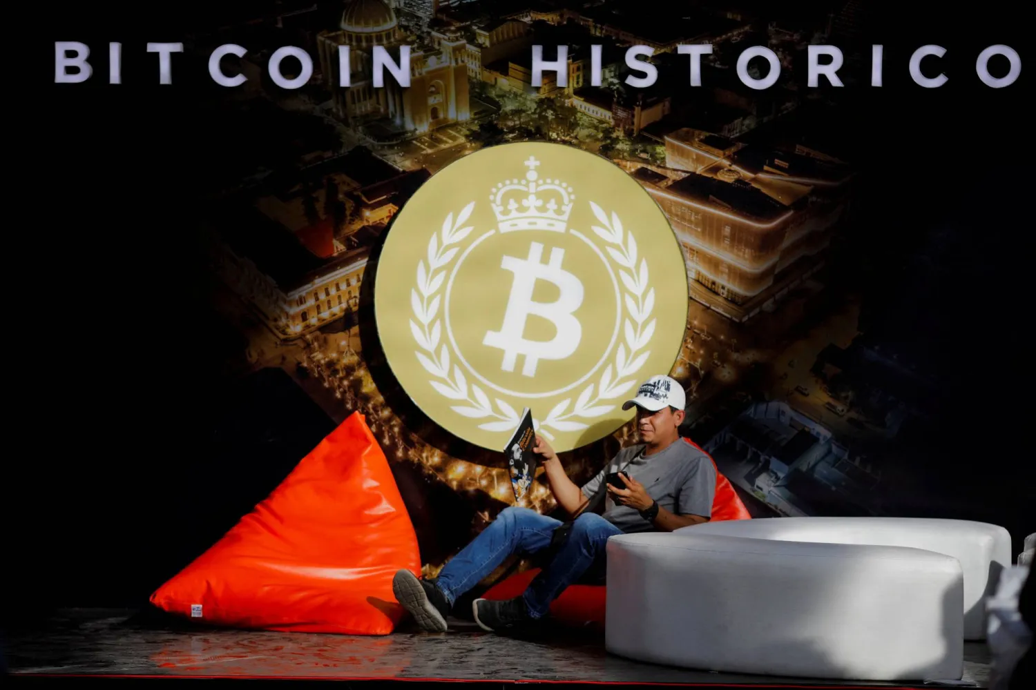 خسائر «البتكوين» تتجاوز 30 %... السعر يتراجع إلى 93714 دولاراً