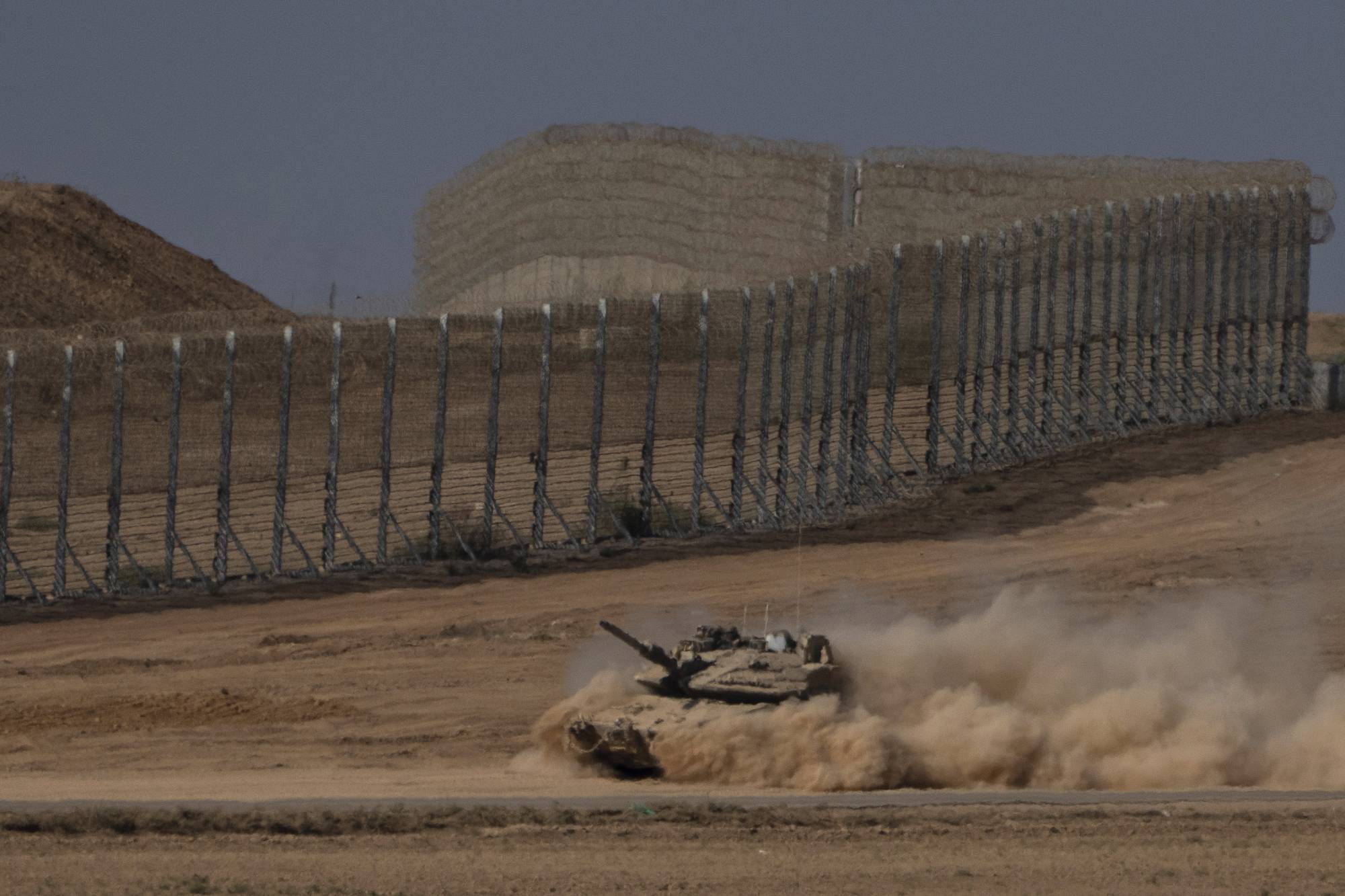 الجيش الإسرائيلي يبدأ هجومه على مدينة غزة