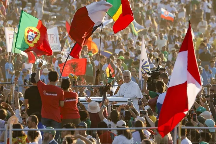 بابا الفاتيكان يدعو الشباب لبناء عالم أفضل