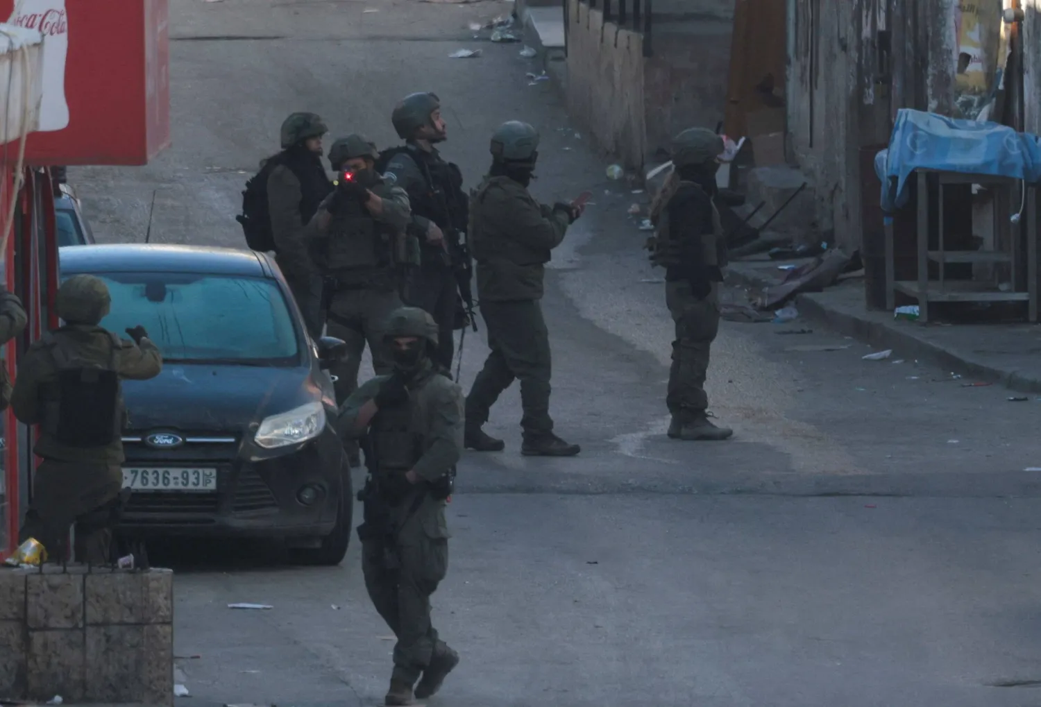 إصابة شاب برصاص إسرائيلي في الخليل واعتقال 5 آخرين