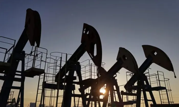 النفط يواصل الهبوط مع ترقب محادثات أوكرانيا وتزايد مخاوف تخمة المعروض