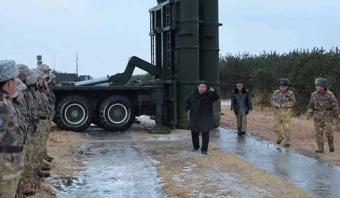 زعيم كوريا الشمالية يشرف على اختبار صواريخ بعيدة المدى