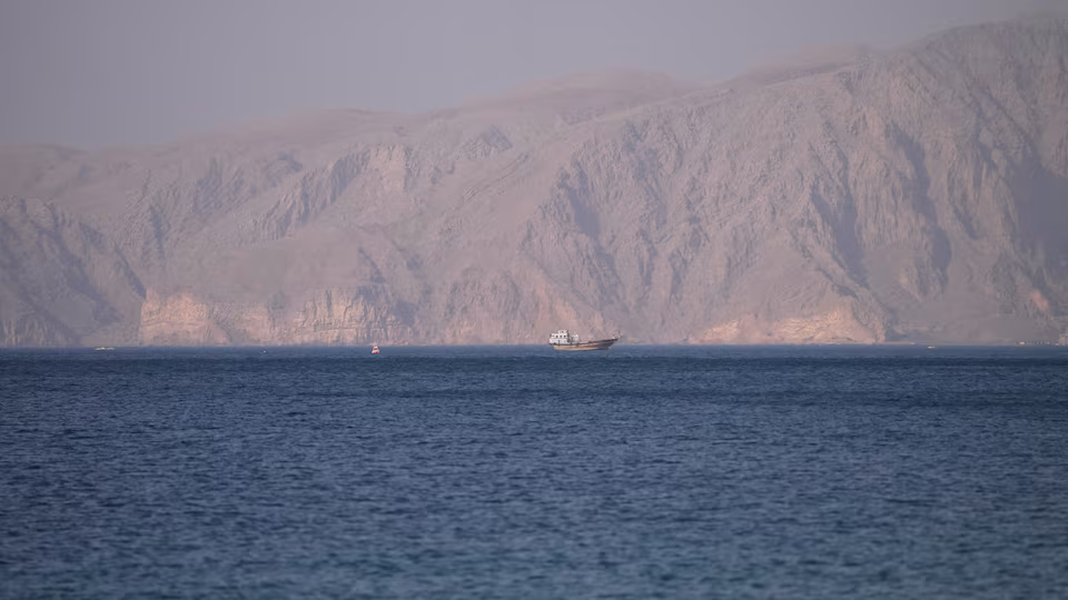 شهر إضافي في البحر و2.5 مليون دولار.. تكلفة ناقلات النفط لتجنب مضيقي هرمز وباب المندب