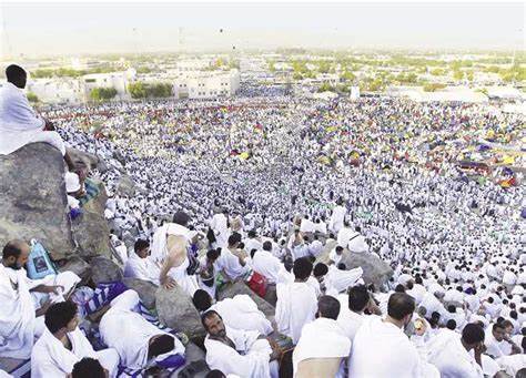 الحجاج على صعيد عرفات لأداء الركن الأعظم