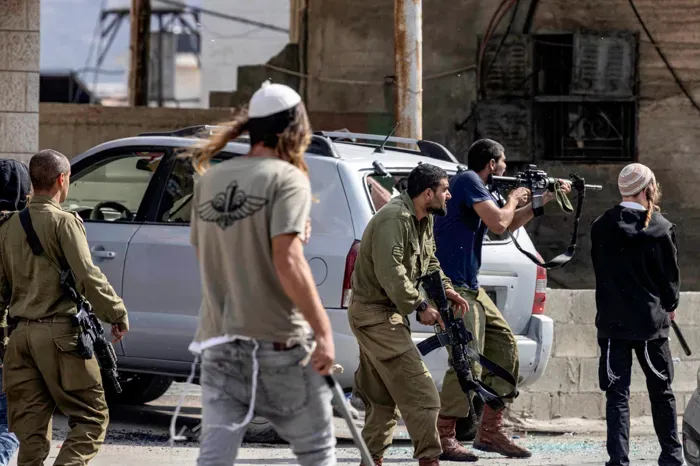 مستوطنون يهاجمون منازل فلسطينيين في رام الله والخليل