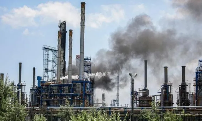 حريق في مجمع القطاع النفطي بالكويت إثر هجوم بطائرات مسيّرة