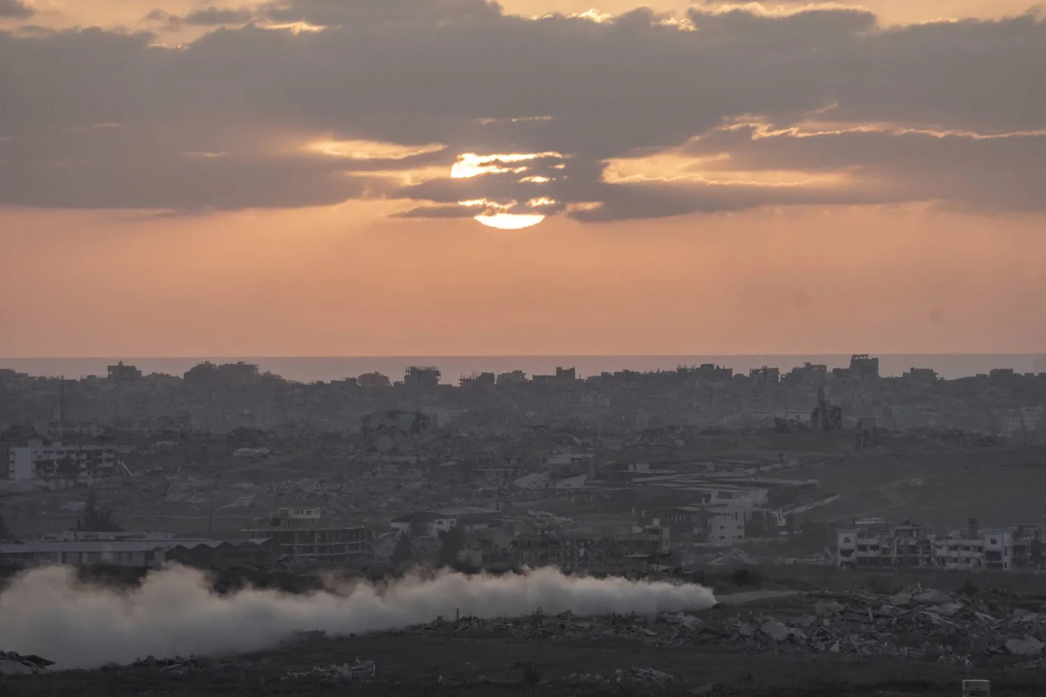 مقتل 18 فلسطينياً باستهداف إسرائيلي للنازحين ومنتظري المساعدات في غزة