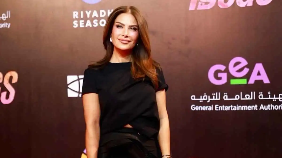 "المشي على الجدران".. صبا مبارك تثير جدلًا حول طفولتها