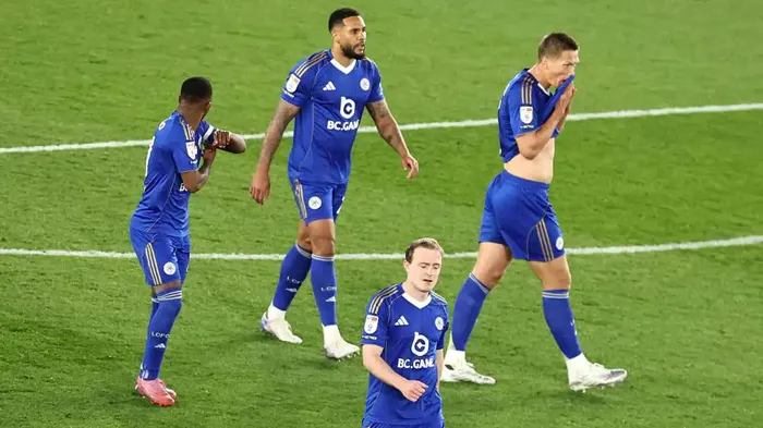 بطل بريميرليج 2016.. ليستر سيتي يهبط إلى دوري الدرجة الثالثة في إنجلترا