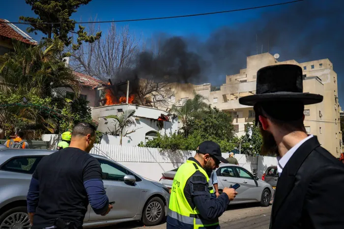 إعلام إسرائيلي: سقوط شظايا صاروخ عنقودي أطلق من إيران في منطقة بتاح وبني براك