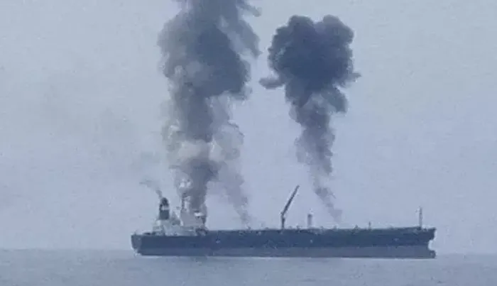 استهداف ناقلة بمقذوف مجهول شرق الفجيرة بالإمارات