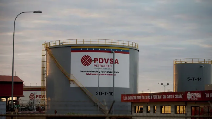 فنزويلا تخفض إنتاج النفط وسط قيود أمريكية