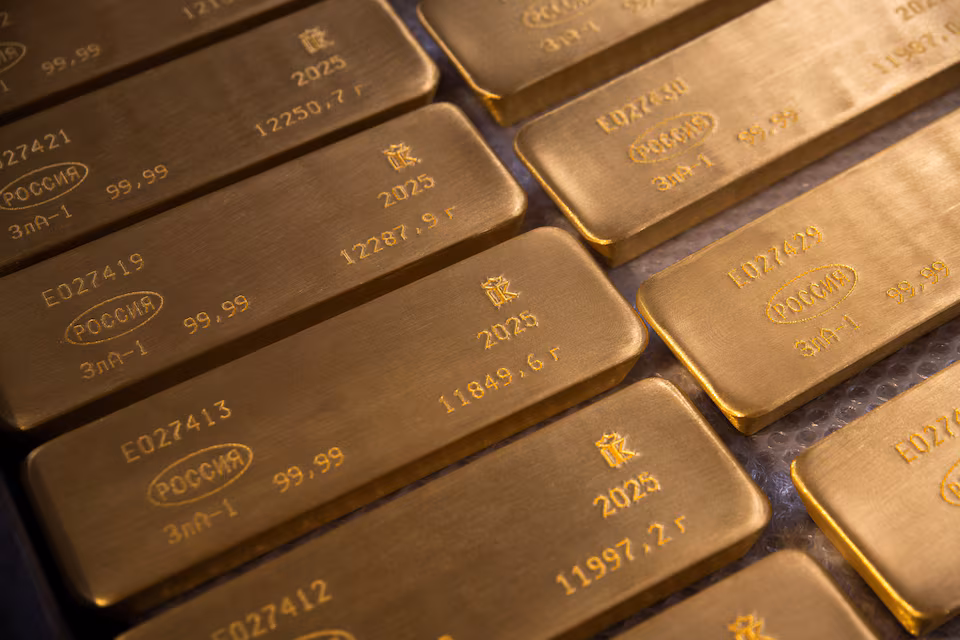 الذهب ينزل عن قمة 7 أسابيع مع قرب صدور بيانات التضخم الأمريكية