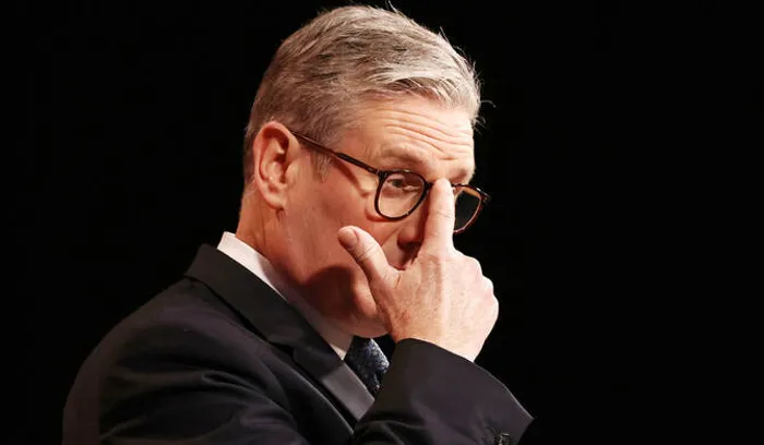 رغم تراجع شعبيته.. ستارمر يصر على البقاء في منصبه حتى 2027