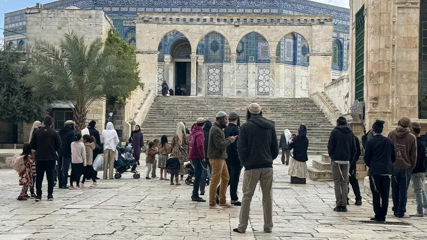 بذكرى احتلال القدس.. مئات المستوطنين الإسرائيليين يقتحمون الأقصى