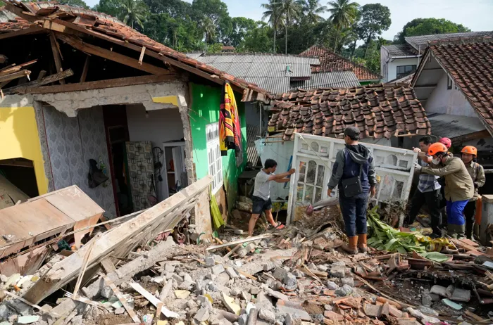 زلزال بقوة 5.7 درجة يضرب جزيرة جاوة الإندونيسية