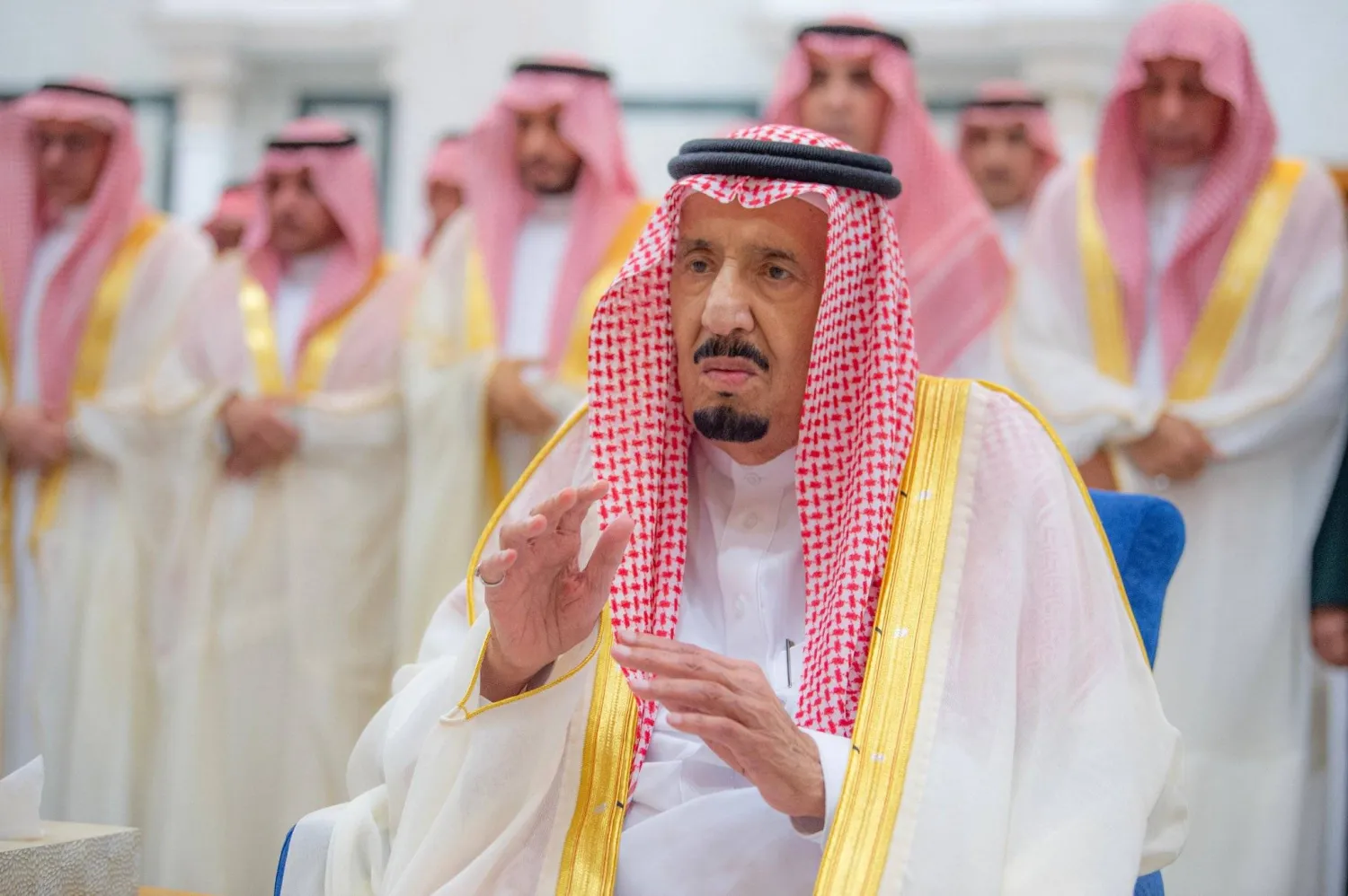خادم الحرمين يؤدي صلاة عيد الفطر بقصر السلام في جدة