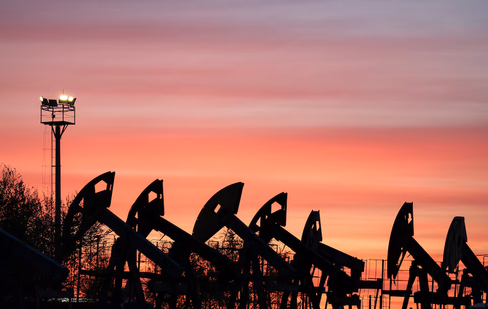 أسعار النفط تقفز بعد تقرير عن دراسة أمريكا لخيارات عسكرية لكسر الجمود مع إيران