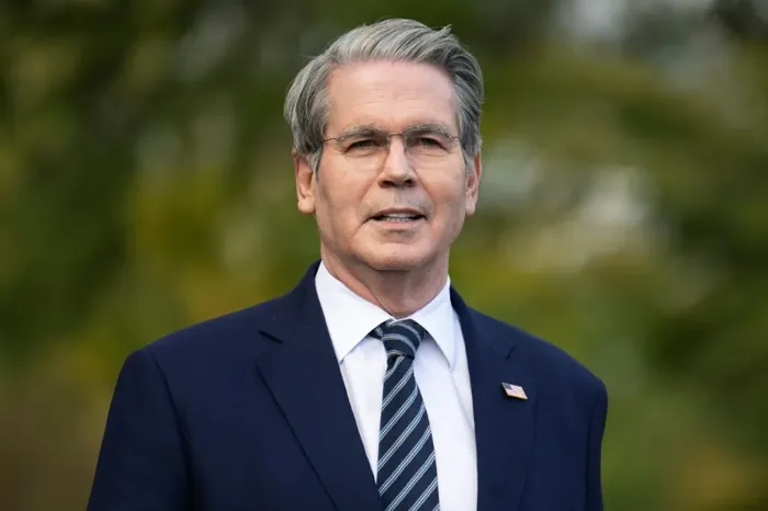 وزير الخزانة الأمريكي يستبعد تجديد الإعفاءات للنفط الإيراني والروسي