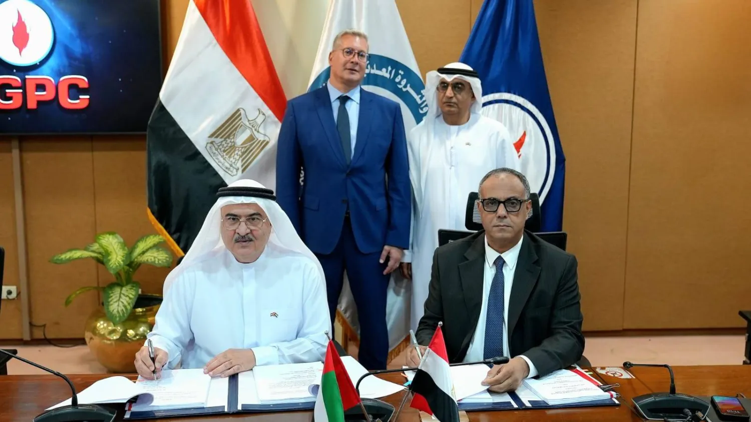 مصر توقع 3 اتفاقيات جديدة للبحث عن النفط والغاز باستثمارات 121 مليون دولار