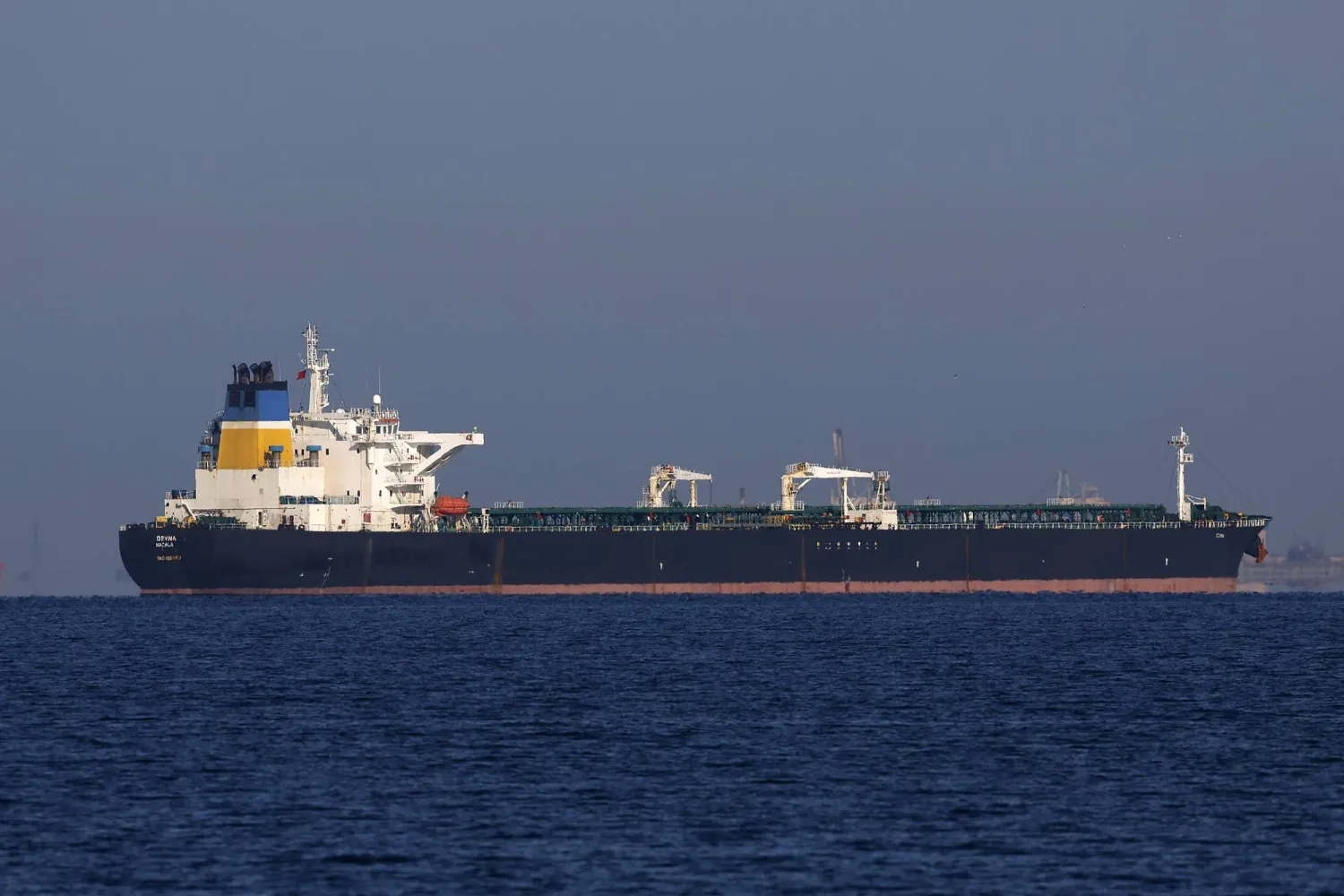 بريطانيا تسمح للجيش باعتلاء ناقلات «أسطول الظل» الروسي