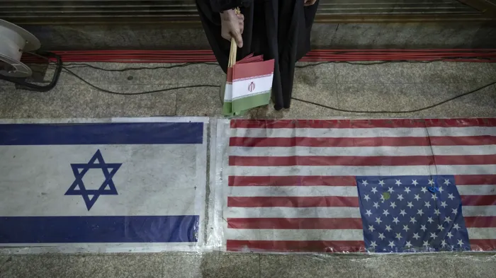 غطاء لهجوم محتمل.. إسرائيل تحذر أمريكا من مناورات الصواريخ الإيرانية