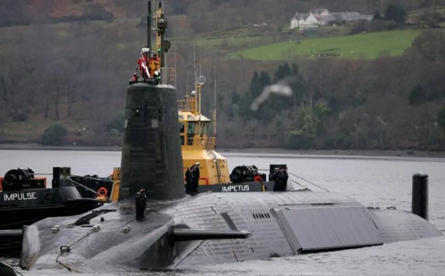 توجيه تهم إلى إيراني ورومانية حاولا دخول قاعدة غواصات نووية بريطانية